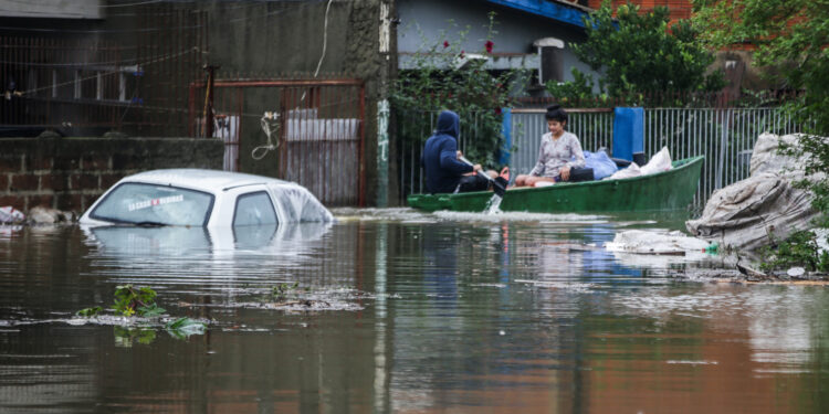 BRA01. PORTO ALEGRE (BRASIL), 03/05/24.- Habitantes de la región a bordo de una embarcación durante una inundación este viernes, en Porto Alegre (Brasil). El nivel de las aguas del Guaíba subió a 4,5 metros en la mañana de este viernes, su mayor elevación desde 1941 (4,76 metros), e inundó numerosas avenidas en Porto Alegre, capital de Rio Grande do Sul -estado fronterizo con Argentina y Uruguay- donde viven 1,3 millones de habitantes. Las inundaciones se tomaron no solo las áreas próximas a la orilla sino también importantes avenidas como Mauá y Conceiçao y hasta la terminal de autobuses intermunicipales y los centros de entrenamiento del Internacional y el Gremio, los dos mayores clubes de fútbol de Porto Alegre. EFE/ Renan Mattos