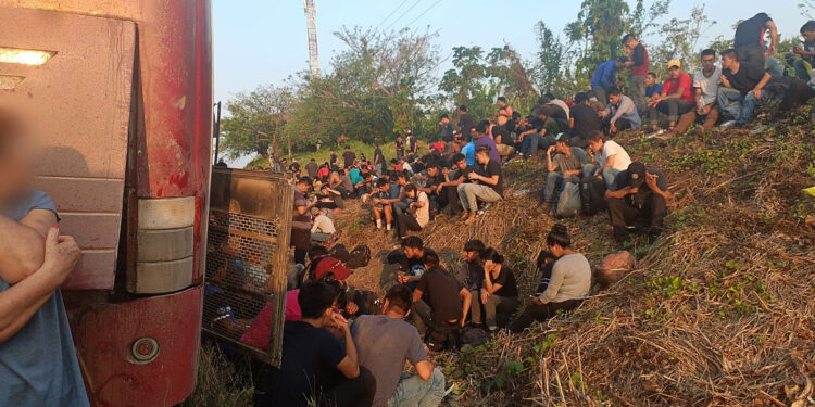 MEX6492. VERACRUZ (MÉXICO), 02/05/2024.- Fotografía cedida por el Instituto Nacional de Migración (INM), que muestra a migrantes abandonados en autobuses este martes, en el municipio de Minatitlán, estado de Veracruz (México). El Instituto Nacional de Migración (INM) mexicano reveló este jueves que sus agentes encontraron a 407 personas extranjeras "abandonadas" en tres autobuses en el estado sureño de Veracruz. EFE/Instituto Nacional de Migración/SOLO USO EDITORIAL/SOLO DISPONIBLE PARA ILUSTRAR LA NOTICIA QUE ACOMPAÑA (CRÉDITO OBLIGATORIO)