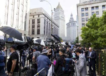 New York (United States), 30/05/2024.- Journalists gather on the street after a jury found former US President Donald Trump guilty on all 34 counts in his criminal trial across from New York State Supreme Court in New York, New York, USA, 30 May 2024. Trump faces 34 felony counts of falsifying business records related to payments made to adult film star Stormy Daniels during his 2016 presidential campaign. (tormenta, Nueva York) EFE/EPA/JUSTIN LANE