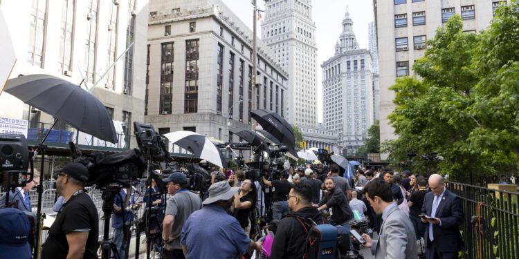 New York (United States), 30/05/2024.- Journalists gather on the street after a jury found former US President Donald Trump guilty on all 34 counts in his criminal trial across from New York State Supreme Court in New York, New York, USA, 30 May 2024. Trump faces 34 felony counts of falsifying business records related to payments made to adult film star Stormy Daniels during his 2016 presidential campaign. (tormenta, Nueva York) EFE/EPA/JUSTIN LANE