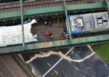 AME5126. BUENOS AIRES (ARGENTINA), 10/05/2024.- Fotografía aérea que muestra el lugar donde se chocaron un tren de pasajeros y una locomotora este viernes en Buenos Aires (Argentina). Entre 50 y 60 personas resultaron heridas tras el choque este viernes de un tren de pasajeros con una locomotora estacionada en Buenos Aires, informaron fuentes oficiales. EFE/ Luciano González