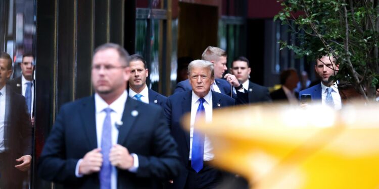 New York (United States), 30/05/2024.- Former US President Donald Trump (C) returns to Trump Tower after a jury found him guilty on all 34 counts in his criminal trial in New York State Supreme Court in New York, New York, USA, 30 May 2024. Trump was found guilty on all 34 felony counts of falsifying business records related to payments made to adult film star Stormy Daniels during his 2016 presidential campaign. (tormenta, Nueva York) EFE/EPA/PETER FOLEY