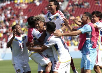 Santa Clara (United States), 22/06/2024.- Venezuela forward Jhonder Cadiz (C) is mobbed by teammates scoring against Ecuador during the CONMEBOL Copa America 2024 group B match between Ecuador and Venezuela, in Santa Clara, California, USA, 22 June 2024. EFE/EPA/JOHN G. MABANGLO