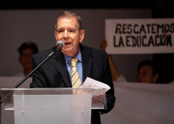 AME7206. CARACAS (VENEZUELA), 27/06/2024.- El candidato opositor Edmundo González Urrutia, habla durante un encuentro con docentes de la Universidad Central de Venezuela este jueves en Caracas (Venezuela). Decenas de educadores pidieron este jueves al candidato presidencial de la principal coalición opositora de Venezuela -la Plataforma Unitaria Democrática (PUD)-, Edmundo González Urrutia, restablecer sus derechos laborales y recuperar los salarios, en caso de ganar las elecciones del próximo 28 de julio. EFE/ Ronald Peña R.