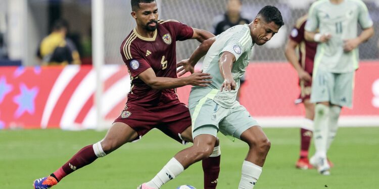 Inglewood (United States), 26/06/2024.- Venezuela's Yangel Herrera (L) and Mexico's Luis Romo (R) battle for the ball during the first half of the CONMEBOL Copa America 2024 group B soccer match between Venezuela and Mexico at SoFi Stadium in Inglewood, California, USA, 26 June 2024. EFE/EPA/ALLISON DINNER