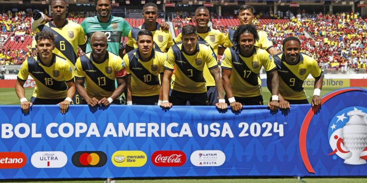 Santa Clara (United States), 22/06/2024.- Ecuador's players pose for a photo before a CONMEBOL Copa America group B match against Venezuela in Santa Clara, California, USA, 22 June 2024. EFE/EPA/JOHN G. MABANGLO