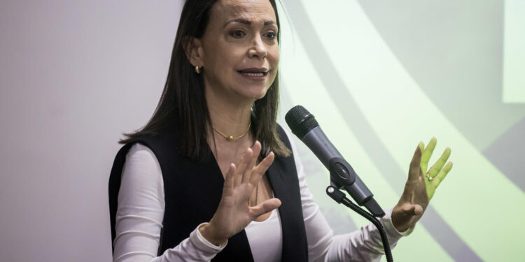 AME1689. CARACAS (VENEZUELA), 04/06/2024.- La exdiputada María Corina Machado asiste a un acto del Comité de Organización Política Electoral Independiente (COPEI), este martes en Caracas (Venezuela). El candidato presidencial de la principal coalición opositora de Venezuela, Edmundo González Urrutia, anunció este martes que se han conformado más de 27.000 'comanditos' antichavistas, equipos de trabajo que movilizarán a electores y harán una "defensa" del voto en las presidenciales del 28 de julio. EFE/ MIGUEL GUTIERREZ