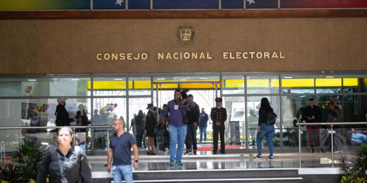 AME5174. CARACAS (VENEZUELA), 20/06/2024.- Fotografía donde se observa la sede principal del Consejo Nacional Electoral (CNE), el 13 de junio de 2024, en Caracas (Venezuela). La propuesta del chavismo de firmar un acuerdo de respaldo incondicional a los resultados de las elecciones presidenciales del próximo 28 de julio demuestra la "gravedad" institucional en la que se encuentra Venezuela, dijo el abogado y consultor político Giulio Cellini. La idea fue formulada por el comando de campaña oficialista y reiterada, en diversas oportunidades, por el mandatario venezolano, Nicolás Maduro, quien ha dicho estar listo para que el Consejo Nacional Electoral (CNE) lo cite para firmar dicho acuerdo, del que desconfía la oposición mayoritaria. EFE/ Ronald Peña