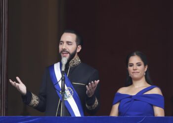 AME769. SAN SALVADOR (EL SALVADOR), 01/06/2024.- El presidente de El Salvador, Nayib Bukele, acompado de su esposa, Gabriela Rodríguez, pronuncia un discurso durante la ceremonia de investidura para su segundo mandato, este sábado en la Plaza Gerardo Barrios de San Salvador (El Salvador). EFE/ Bienvenido Velasco