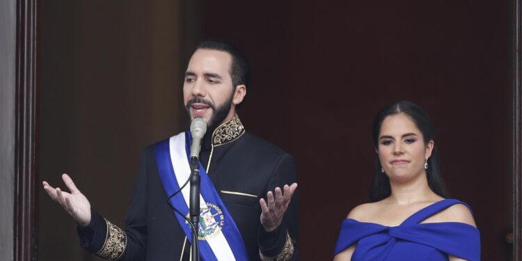 AME769. SAN SALVADOR (EL SALVADOR), 01/06/2024.- El presidente de El Salvador, Nayib Bukele, acompado de su esposa, Gabriela Rodríguez, pronuncia un discurso durante la ceremonia de investidura para su segundo mandato, este sábado en la Plaza Gerardo Barrios de San Salvador (El Salvador). EFE/ Bienvenido Velasco