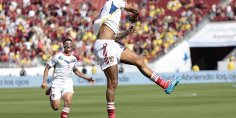 Santa Clara (United States), 22/06/2024.- Venezuela forward Jhonder Cadiz (R) celebrates after scoring against Ecuador during the CONMEBOL Copa America 2024 group B match between Ecuador and Venezuela, in Santa Clara, California, USA, 22 June 2024. EFE/EPA/JOHN G. MABANGLO