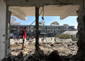 NUSEIRAT, 06/06/2024.- Al menos 40 gazatíes murieron en ataques israelíes sobre el campamento de refugiados de Nuseirat, en el centro de la Franja de Gaza, la mayoría de ellos en una escuela de la Agencia de la ONU para los Refugiados Palestinos (UNRWA) que albergaba decenas de desplazados. El Ejército israelí confirmó el ataque e indicó que la escuela tenía integrado un complejo del grupo islamista y que en ella se escondían "terroristas que participaron en el ataque asesino contra comunidades del sur de Israel el 7 de octubre, que fueron eliminados". EFE/ Str