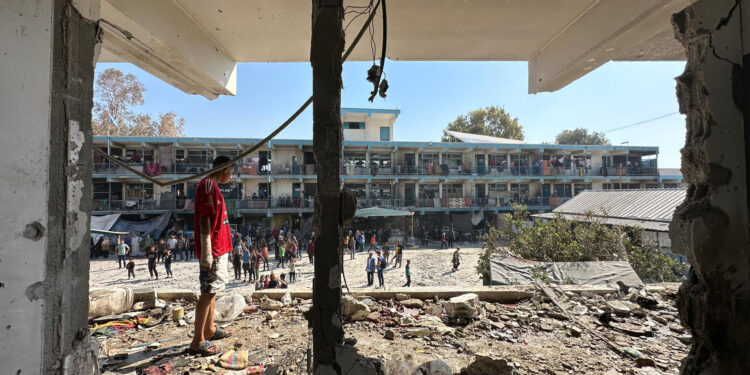 NUSEIRAT, 06/06/2024.- Al menos 40 gazatíes murieron en ataques israelíes sobre el campamento de refugiados de Nuseirat, en el centro de la Franja de Gaza, la mayoría de ellos en una escuela de la Agencia de la ONU para los Refugiados Palestinos (UNRWA) que albergaba decenas de desplazados. El Ejército israelí confirmó el ataque e indicó que la escuela tenía integrado un complejo del grupo islamista y que en ella se escondían "terroristas que participaron en el ataque asesino contra comunidades del sur de Israel el 7 de octubre, que fueron eliminados". EFE/ Str