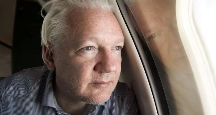 El fundador de WikiLeaks, Julian Assange, mira por la ventana de un avión mientras se acerca al aeropuerto de Bangkok para hacer escala, según la publicación de Wikileaks en X, en esta imagen publicada en las redes sociales el 25 de junio de 2024. Wikileaks vía X/vía REUTERS