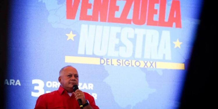 Diosdado Cabello. Foto Con el mazo.