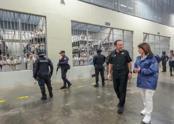 AME4634. TECOLUCA (EL SALVADOR), 16/06/2024.- Fotografía cedida por el gobierno de El Salvador donde se observa a la ministra de seguridad de Argentina Patricia Bullrich (d) junto al ministro de justicia de El Salvador Gustavo Villatoro (c) durante una visita al Centro de Confinamiento del Terrorismo (Cecot) este domingo, en Tecoluca (El Salvador). Bullrich visitó este domingo el Centro de Confinamiento del Terrorismo (Cecot) en El Salvador, donde se espera se encuentre con el presidente salvadoreño, Nayib Bukele. EFE/ Gorbierno de El Salvador/SOLO USO EDITORIAL/SOLO DISPONIBLE PARA ILUSTRAR LA NOTICIA QUE ACOMPAÑA (CRÉDITO OBLIGATORIO)MÁXIMA CALIDAD DISPONIBLE