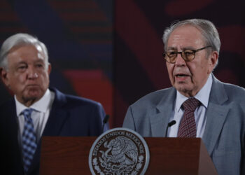 MEX297. CIUDAD DE MÉXICO (MÉXICO), 06/06/2024.- El secretario de Salud, Jorge Alcocer, habla durante una rueda de prensa del presidente de México, Andrés Manuel López Obrador, este jueves en Palacio Nacional, en Ciudad de México (México). El Gobierno mexicano negó este jueves que haya fallecido un hombre por gripe aviar en el país, como afirmó este miércoles la Organización Mundial de la Salud (OMS), a la que acusó de emitir un comunicado "bastante malo" en el que reportó la primera muerte humana del mundo por el virus AH5N2. EFE/ Mario Guzmán