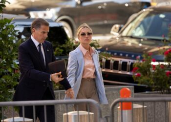 Hunter Biden (L), son of US President Joe Biden, joined by his wife Melissa Cohen Biden, arrives to the J. Caleb Boggs Federal Building on June 4, 2024 in Wilmington, Delaware. - Opening arguments are to be held on Tuesday in the trial of Hunter Biden on gun charges, the first ever prosecution of a child of a sitting US president. (Photo by RYAN COLLERD / AFP)