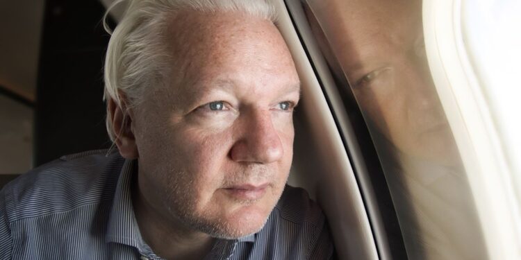 Bangkok (Thailand), 25/06/2024.- A handout photo made available by WikiLeaks shows WikiLeaks founder Julian Assange looking out of the window of a plane while approaching Bangkok for a layover at Don Mueang International Airport, Thailand, 25 June 2024. Julian Assange's flight VJT199 took off from Bangkok on 25 June, heading towards US airspace and Saipan Island, following a layover in the Thai capital. According to court filings in the US district court for the Northern Mariana Islands, US prosecutors said they anticipate Assange will plead guilty to the criminal count of conspiring to obtain and disclose classified documents relating to the national defense of the United States. WikiLeaks posted a statement on social media saying that Assange was freed from Britain's Belmarsh maximum security prison on 24 June morning, after having spent 1,901 days there. He was granted bail by the High Court in London and was released at Stansted Airport during the afternoon. Following his release on bail, he departed the UK for Australia. His wife Stella confirmed on X that 'Julian is free' and thanked supporters. (Marianas del Norte, Tailandia, Reino Unido, Estados Unidos, Londres) EFE/EPA/WIKILEAKS HANDOUT -- MANDATORY CREDIT -- BEST QUALITY AVAILABLE -- HANDOUT EDITORIAL USE ONLY/NO SALES HANDOUT EDITORIAL USE ONLY/NO SALES