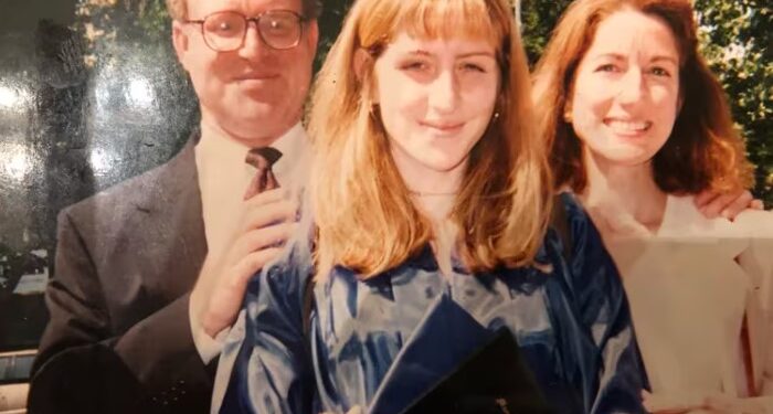 Lauren Preer y sus padres en su graduación del instituto Bethesda Chevy Chase en 1995. Su madre, Leslie J. Preer, fue asesinada seis años después. (Lauren Preer).