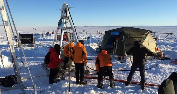 Los científicos hacen excavaciones en el glaciar Thwaites para estudiar sus hielos profundos (IcefinITGCSchmidt via The New York Times)