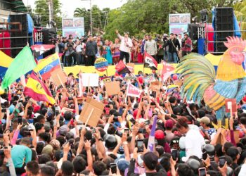 AME5177. VIGIA (VENEZUELA), 20/06/2024.- Fotografía de archivo fechada el 14 de junio de 2024 y cedida por Prensa Miraflores donde se observa al presidente de Venezuela, Nicolás Maduro, durante un acto de gobierno en el Vigia (Venezuela). La propuesta del chavismo de firmar un acuerdo de respaldo incondicional a los resultados de las elecciones presidenciales del próximo 28 de julio demuestra la "gravedad" institucional en la que se encuentra Venezuela, dijo el abogado y consultor político Giulio Cellini. La idea fue formulada por el comando de campaña oficialista y reiterada, en diversas oportunidades, por el mandatario venezolano, Nicolás Maduro, quien ha dicho estar listo para que el Consejo Nacional Electoral (CNE) lo cite para firmar dicho acuerdo, del que desconfía la oposición mayoritaria. EFE/ Zurimar Campos / Prensa Miraflores/ SOLO USO EDITORIAL/ SOLO DISPONIBLE PARA ILUSTRAR LA NOTICIA QUE ACOMPAÑA (CRÉDITO OBLIGATORIO)