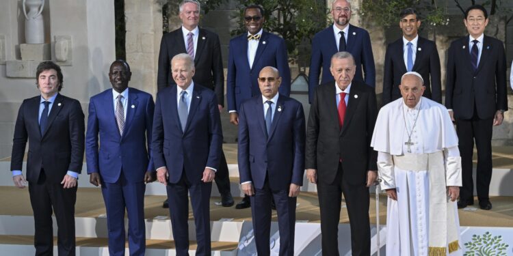 Brindisi (Italy), 14/06/2024.- G7 heads of states and heads of delegation of outreach countries pose for a group photo during the second day of the G7 Summit in Borgo Egnazia, Italy, 14 June 2024. Back row (L-R) OECD Secretary-General Mathias Cormann, African Development Bank (AFDB) President Akinwumi Adesina, European Council President Charles Michel, British Prime Minister Rishi Sunak, Japan's Prime Minister Fumio Kishida. Front row (L-R) Argentine President Javier Milei, Kenyan Presidnent William Ruto, US President Joe Biden, Mauritania President Mohamed Ould Ghazouani, Turkish President Recep Tayyip Erdogan, Pope Francis. The 50th G7 summit brings together the Group of Seven member states leaders in Borgo Egnazia resort in southern Italy from 13 to 15 June 2024. (Papa, Italia, Japón, Kenia) EFE/EPA/CIRO FUSCO