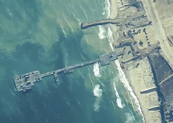 Esta imagen, distribuida por el Comando Central de Estados Unidos, muestra a soldados de su 7ma Brigada de Transporte, a marinos del Batallón Anfibio de Construcción 1 y a efectivos de las Fuerzas de Defensa de Israel, instalando el muelle Trident en la costa de la Franja de Gaza, el 16 de mayo de 2024. (Comando Central de Estados Unidos vía AP)