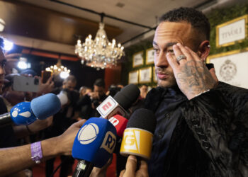 AME1559. SAO PAULO (BRASIL), 03/06/2024.- El futbolista brasileño Neymar habla con la prensa durante una subasta este lunes, en Sao Pablo (Brasil). Neymar, delantero del Al-Hilal saudí, subastó este lunes una zapatilla bañada en 18 quilates de oro y decorada con piedras preciosas, entre otros objetos, para recaudar fondos para proyectos sociales, en medio de las críticas contra el jugador por un proyecto de privatización de playas. EFE/ Isaac Fontana