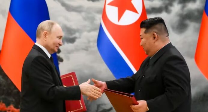 Putin y Kim Jong-un intercambian documentos durante la ceremonia de firma del tratado de defensa mutua en Pyongyang. (Kristina Kormilitsyna, Sputnik, Kremlin Pool Foto via AP)