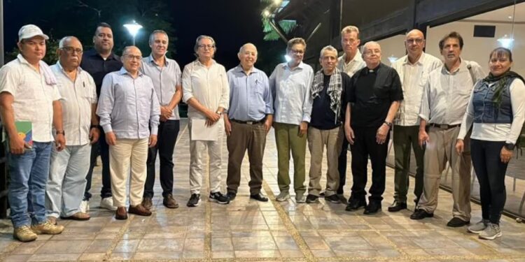 Reunión en Caracas (Venezuela) entre delegados del Gobierno Petro y la Segunda Marquetalia. Asistieron integrantes de Cuba, Venezuela, Iglesia Católica y organismos internacionales. | Foto: Farc-EP.net