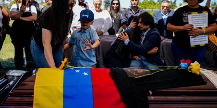 La viuda, el hijo y la hermana del militar disidente venezolano Ronald Ojeda, enterrado en el Cementerio Canaán en Santiago de Chile, el 8 de marzo.