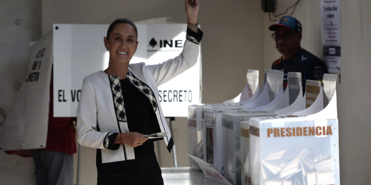 MEX9746. CIUDAD DE MÉXICO (MÉXICO), 02/06/2024.- La candidata oficialista a la presidencia de México, Claudia Sheinbaum, vota en las elecciones generales mexicanas este domingo, en un colegio electoral en la Ciudad de México (México). Sheinbaum votó este domingo en la alcaldía Tlalpan, demarcación interna del sur de la capital, donde dijo que los ciudadanos no deberían tener miedo" de participar en la elección pese a la violencia. EFE/ José Méndez