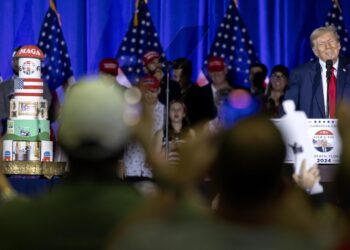 West Palm Beach (United States), 15/06/2024.- Former President Donald Trump delivers remarks near his birthday cake (L) during his 78th birthday, at Club 47 USA in the Palm Beach Convention Center in West Palm Beach, Florida, USA, 14 June 2024. Club 47 USA, Inc. is a corporation created in 2018 to support the agenda and re-election of former president Trump, who turned 78 on 14 June 2024. (Elecciones) EFE/EPA/CRISTOBAL HERRERA-ULASHKEVICH