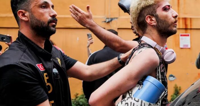 Los agentes de policía detienen a un activista para impedirle marchar en un desfile del orgullo, que fue prohibido por las autoridades locales, en el centro de Estambul, el 18 de junio de 2023 (REUTERS/Dilara Senkaya)