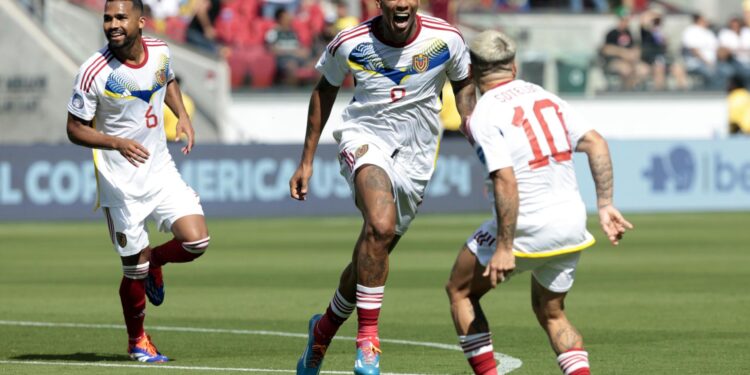 Santa Clara (United States), 22/06/2024.- Venezuela forward Jhonder Cadiz (C) celebrates with Venezuela midfielder Yeferson Soteldo (R) and Venezuela midfielder Yangel Herrera (L) after scoring against Ecuador during the CONMEBOL Copa America 2024 group B match between Ecuador and Venezuela, in Santa Clara, California, USA, 22 June 2024. EFE/EPA/JOHN G. MABANGLO