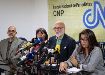 AME6901. CARACAS (VENEZUELA), 26/06/2024.- El presidente del Colegio Nacional de Periodistas (CNP), Tinedo Guía (c), habla durante una rueda de prensa en las intalaciones del Colegio Nacional de Periodistas este miércoles, en Caracas (Venezuela). El CNP de Venezuela pidió a las autoridades permitir el acceso de los reporteros a los centros electorales en las presidenciales del próximo 28 de julio, para poder informar sobre el desarrollo de los comicios. EFE/ Ronald Pena R