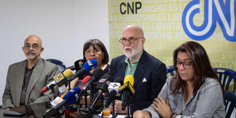 AME6901. CARACAS (VENEZUELA), 26/06/2024.- El presidente del Colegio Nacional de Periodistas (CNP), Tinedo Guía (c), habla durante una rueda de prensa en las intalaciones del Colegio Nacional de Periodistas este miércoles, en Caracas (Venezuela). El CNP de Venezuela pidió a las autoridades permitir el acceso de los reporteros a los centros electorales en las presidenciales del próximo 28 de julio, para poder informar sobre el desarrollo de los comicios. EFE/ Ronald Pena R