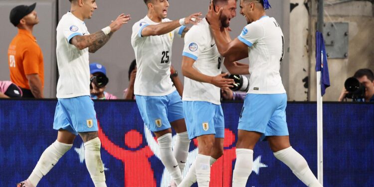 East Rutherford (United States), 28/06/2024.- Uruguay midfielder Rodrigo Bentancur (2-R) celebrates with teammates after scoring against Bolivia during the second half of a CONMEBOL Copa America group C match in East Rutherford, New Jersey, USA, 27 June 2024. EFE/EPA/JUSTIN LANE