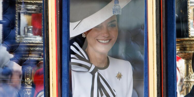 London (United Kingdom), 15/06/2024.- Britain's Catherine Princess of Wales looks on as she travels from Buckingham Palace to Horse Guards Parade inside a carriage during the Trooping the Colour parade in London, Britain, 15 June 2024. The Princess of Wales made her first public appearance since she disclosed that she has been diagnosed with cancer in March 2024. The king's birthday parade, traditionally known as Trooping the Colour, is a ceremonial military parade to celebrate the official birthday of the British sovereign. (Princesa de Gales, Reino Unido, Londres) EFE/EPA/TOLGA AKMEN