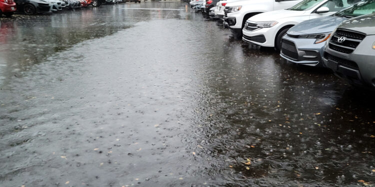 USA5696. MIAMI (FL, EEUU), 12/06/2024.- Fotografía de unos autos en un estacionamiento inundado debido a las lluvias este miércoles, en una calle de Miami, Florida (EEUU). El sur de Florida afronta torrenciales lluvias que se prolongarán hasta el sábado y que han provocado inundaciones, tornados, corte de autopistas, suspensión de clases y cancelaciones de cerca de 300 vuelos, especialmente el aeropuerto de Fort Lauderdale, sin causar víctimas hasta el momento. EFE/Latif Kassidi