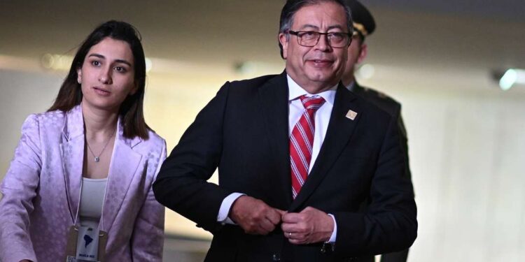 AME3105. BRASILIA (BRASIL), 02/06/2023.- Fotografía del 30 de mayo de 2023 que muestra al presidente de Colombia, Gustavo Petro, junto a su jefa de Gabinete, Laura Sarabia, tras la reunión con lo presidentes de la región durante la cumbre suramericana, en Brasilia (Brasil). Petro, con tan solo diez meses en el Gobierno, enfrenta una delicada crisis que involucra en un escándalo de interceptaciones ilegales y posibles abusos de poder a dos de sus alfiles, la jefa de Gabinete, Laura Sarabia, y el embajador en Venezuela, Armando Benedetti. El supuesto hurto de un maletín con dinero de la casa de la alta funcionaria supuestamente por Marelbys Meza, una mujer que trabajó para ella como niñera, fue el detonante de una serie de actuaciones irregulares que hoy tiene en la cuerda floja a Sarabia, que se ha convertido en la mano de derecha de Petro en su Gobierno, y a Benedetti, quien lo fue durante la campaña electoral. EFE/ Andre Borges ARCHIVO