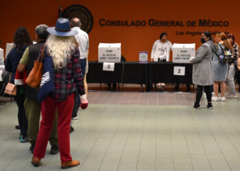 AME1312. LOS ÁNGELES (ESTADOS UNIDOS), 02/06/2024.- Ciudadanos emiten su voto en las elecciones generales mexicanas este domingo, en Los Ángeles (Estados Unidos). Miles de mexicanos en EE.UU. intentan votar este domingo en las elecciones de su país, en una jornada llena de problemas técnicos del sistema y filas interminables de varias horas en los consulados de ciudades como Washington, Los Ángeles o Nueva York. EFE/ Octavio Guzmán