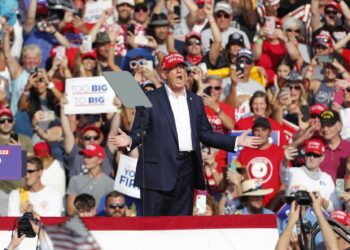 Butler (United States), 13/07/2024.- Former US President Donald Trump arrives at a campaign rally at the Butler Farm Show Inc. in Butler, Pennsylvania, USA, 13 July 2024. During the campaign rally Trump was rushed off stage by secret service after a shooting. Former US President Donald Trump stated on social media that a bullet pierced the upper part of his right ear and that a person attending the rally was killed, another was injured and that the alleged shooter was dead. EFE/EPA/DAVID MAXWELL