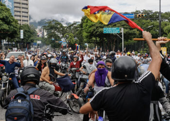 AME6288. CARACAS (VENEZUELA), 29/07/2024.- Opositores al gobierno de Nicolás Maduro recorren las calles en motocicletas este lunes, en Caracas (Venezuela). Cientos de motoristas protestan este lunes en Caracas luego de que el Consejo Nacional Electoral (CNE) proclamara a Nicolás Maduro como presidente reelecto de Venezuela, tras los comicios celebrados este 28 de julio. EFE/ Henry Chirinos