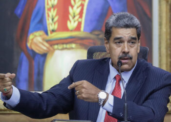 AME6906. CARACAS (VENEZUELA), 31/07/2024.- El presidente de Venezuela, Nicolás Maduro, habla durante una rueda de prensa este miércoles, en el Palacio de Miraflores en Caracas (Venezuela). Maduro vinculó a Héctor Guerrero Flores -alias 'Niño Guerrero'-, líder de la banda criminal transnacional 'Tren de Aragua', con las protestas desatadas en las últimas horas en contra del resultado electoral del domingo entregado por el Consejo Nacional Electoral (CNE), que lo ratificó como mandatario reelecto. EFE/ Ronald Peña R.