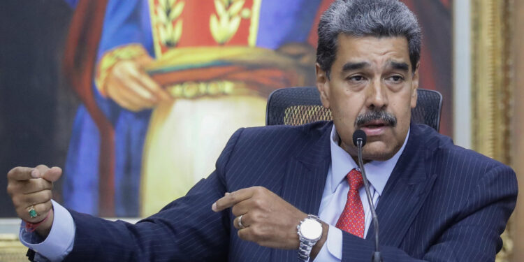 AME6906. CARACAS (VENEZUELA), 31/07/2024.- El presidente de Venezuela, Nicolás Maduro, habla durante una rueda de prensa este miércoles, en el Palacio de Miraflores en Caracas (Venezuela). Maduro vinculó a Héctor Guerrero Flores -alias 'Niño Guerrero'-, líder de la banda criminal transnacional 'Tren de Aragua', con las protestas desatadas en las últimas horas en contra del resultado electoral del domingo entregado por el Consejo Nacional Electoral (CNE), que lo ratificó como mandatario reelecto. EFE/ Ronald Peña R.