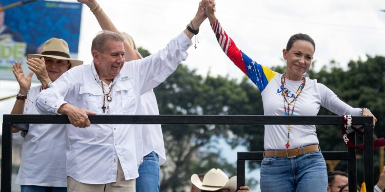 AME1670. VALENCIA (VENEZUELA), 13/07/2024.- La lider de la oposición, María Corina Machado (d) junto a el candidato presidencial, Edmundo González participan de un acto de campaña este sábado en la ciudad de Valencia, estado de Carabobo (Venezuela). La oposición mayoritaria de Venezuela celebró este sábado, en la ciudad de Valencia, estado Carabobo, un acto de campaña que calificó de "histórico" en respaldo a su candidato a las presidenciales del 28 de julio, Edmundo González Urrutia, pese al cierre de numerosas vías por parte de los cuerpos de seguridad. EFE/ Ronald Peña