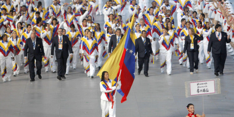 Foto de archivo de la delegación de Venezuela durante el desfile de inauguración de los Juegos Olímpicos de Pekín 2008. La reducción gradual de los recursos económicos para la preparación de los deportistas viene afectando el desempeño en este certamen. EFE/Lavandeira