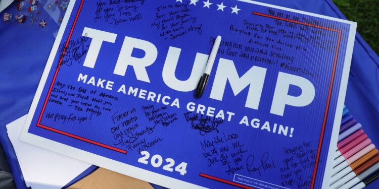 Milwaukee (United States), 14/07/2024.- People sign get well messages for Republican presidential candidate former US President Donald Trump ahead of the Republican National Convention at Zeidler Park in Milwaukee, Wisconsin USA, 14 July 2024. The 2024 Republican National Convention is being held 15 to 18 July 2024 in which delegates of the United States Republican Party will select the party's nominees for president and vice president in the 2024 United States presidential election. (Estados Unidos) EFE/EPA/ALLISON DINNER